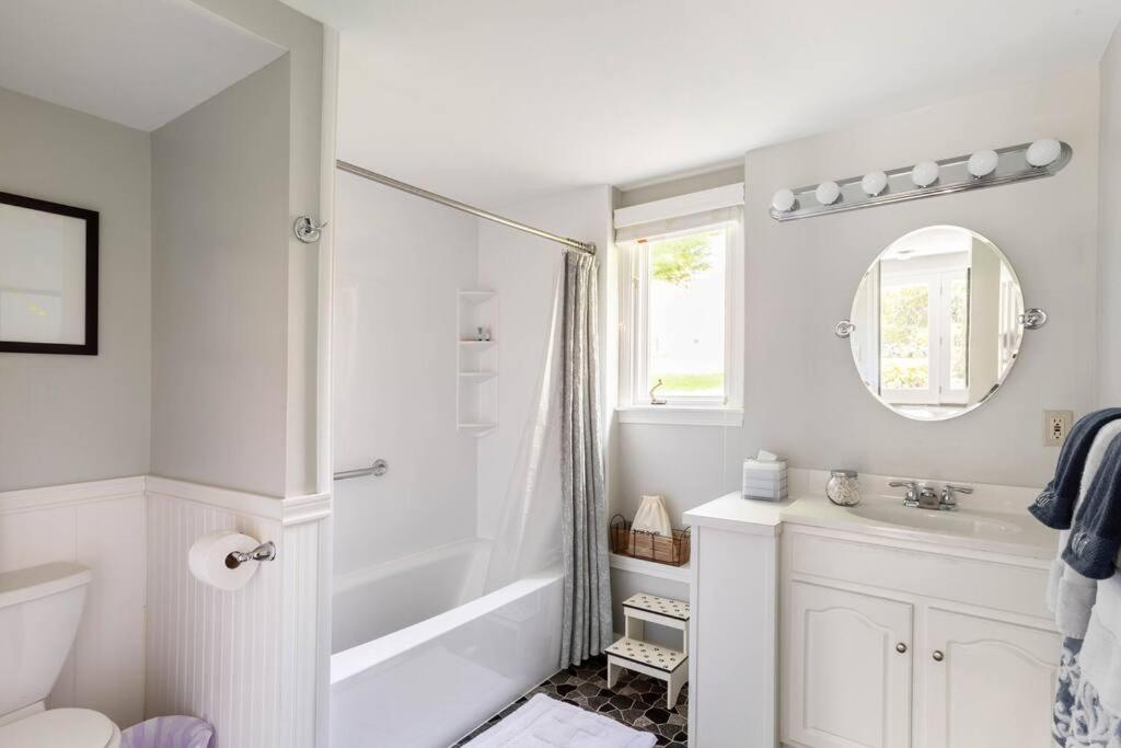 Unique Retreat With Private Patio, 4 King Beds And Bbq Villa Groton Eksteriør billede