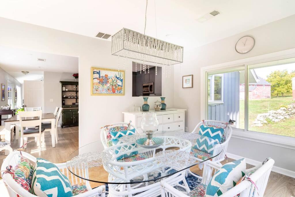 Unique Retreat With Private Patio, 4 King Beds And Bbq Villa Groton Eksteriør billede